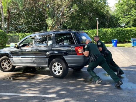 Deputies Help a Stranded Motorist